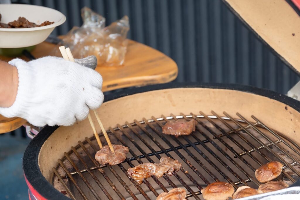 KAMADO-Qでお肉を焼く様子。このプライベートBBQ施設では、本格的BBQグリルも料金に入っている。