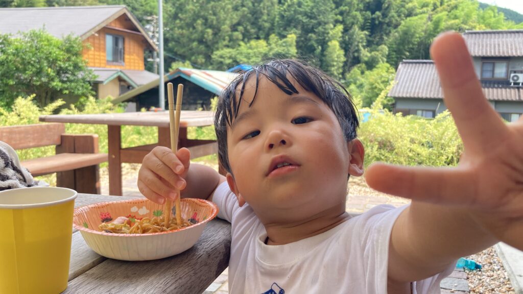 静岡市のプライベートBBQ施設で、美味しそうな焼きそばを食べる子ども。