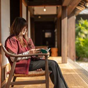 古民家ステイでくつろぐ女性