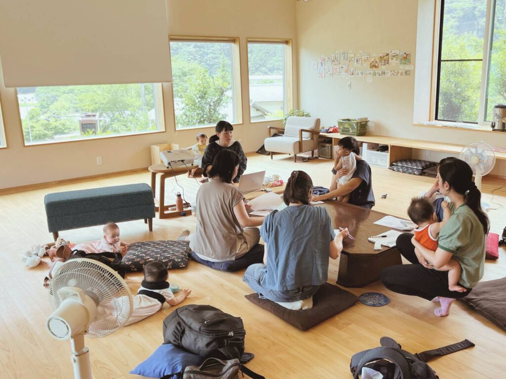 赤ちゃんを抱きながら、カジュアルな雰囲気で行われるBLW講座